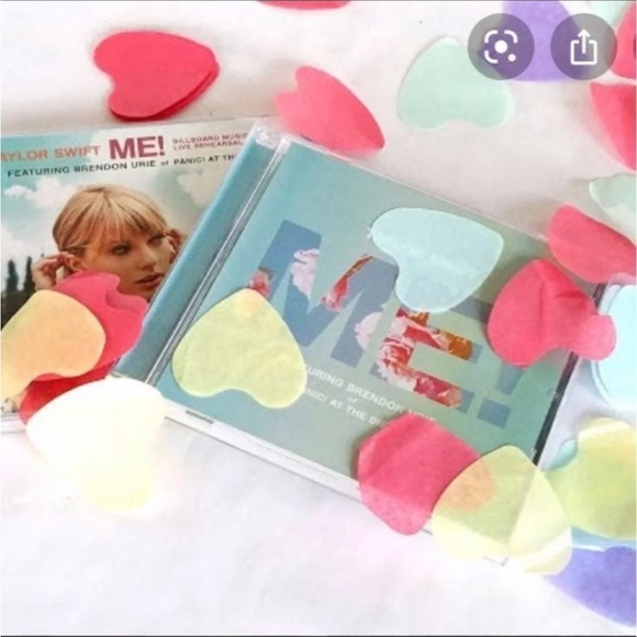 Taylor Swift Lover Hearts Confetti (15 Pieces) - Picture 3 of 4